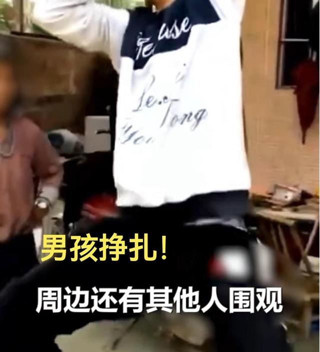 广东江门一男孩偷钱，父亲将其吊起脱掉裤子用竹片打屁股，长记性