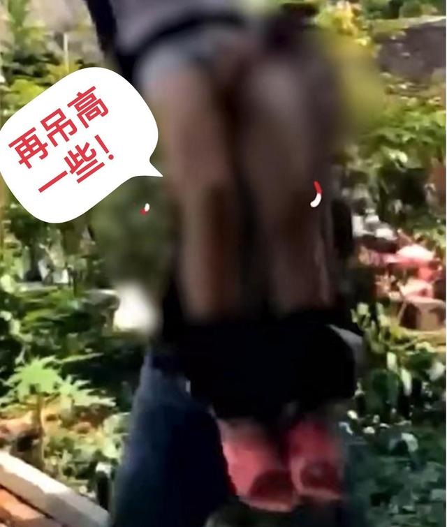 广东江门一男孩偷钱，父亲将其吊起脱掉裤子用竹片打屁股，长记性