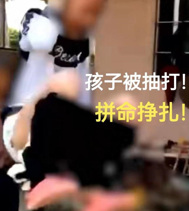 广东江门一男孩偷钱，父亲将其吊起脱掉裤子用竹片打屁股，长记性