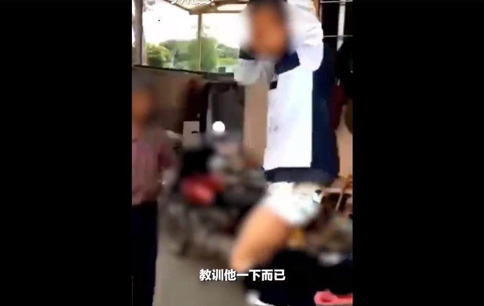 广东江门一男孩偷钱，父亲将其吊起脱掉裤子用竹片打屁股，长记性