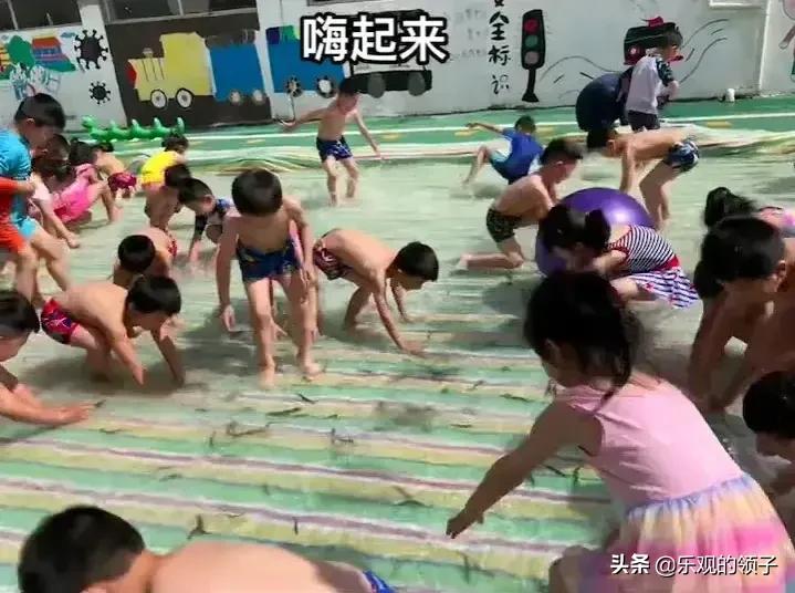 幼儿园塔建简易泳池让孩子体验抓泥鳅，网友称：我也想玩呀