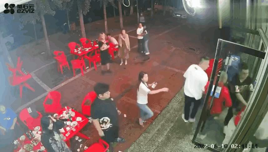 唐山烧烤店殴打女生事件：两名犯罪嫌疑人落网，主犯数次成老赖