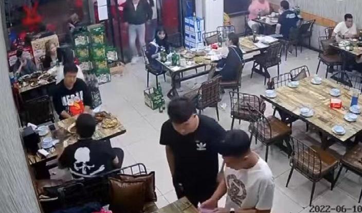 唐山烧烤店老板与打人者是亲戚？报警者：他们曾坐一桌吃饭