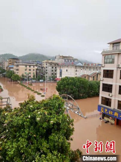 闽北松溪县遭水淹：大街变河道