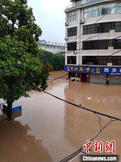 闽北松溪县遭水淹：大街变河道