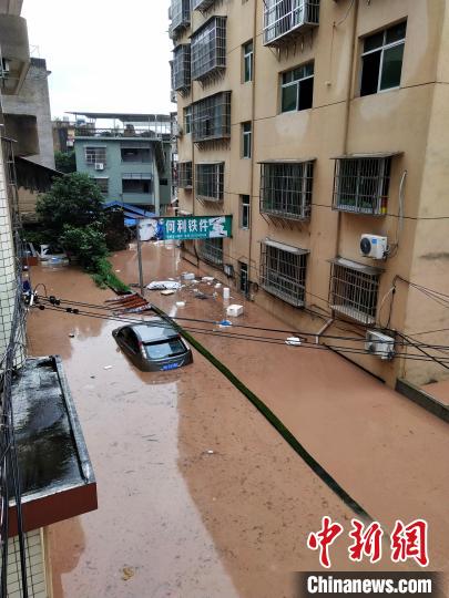 闽北松溪县遭水淹：大街变河道