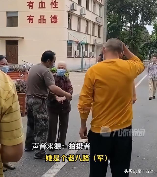 老人做核酸不愿插队 众人谎称按年龄