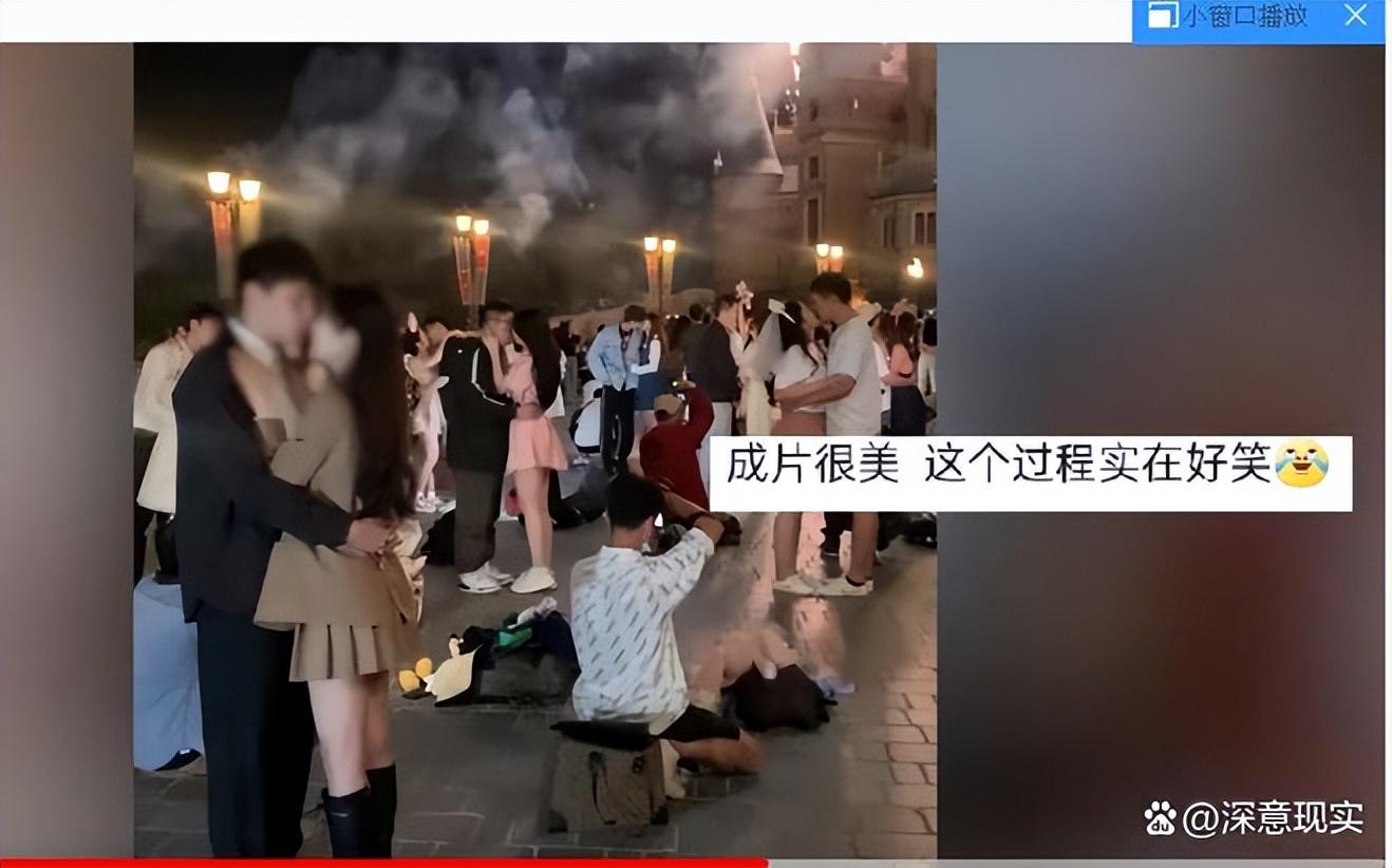 多对情侣迪士尼流水线式接吻拍照