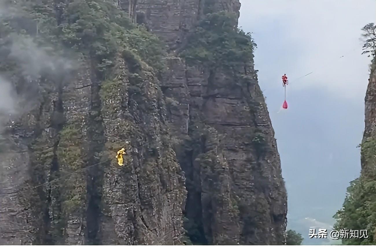 景区一演员扮孙悟空高空翻筋斗云